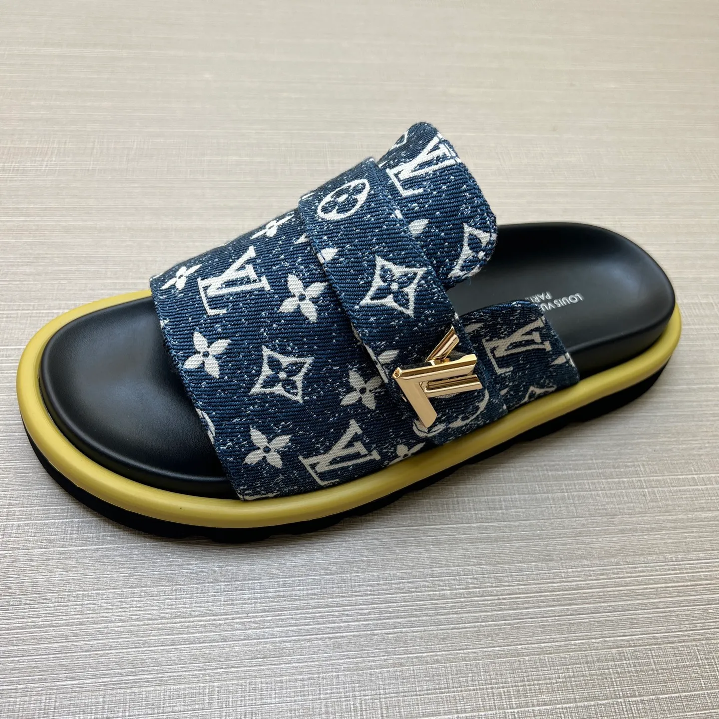 Factory price: 360💰【LOUIS VUITTON】Louis Vuitton, LV printing, men's and women's slippers are on the market, drawer box packaging with cloth bag, card, the upper pattern looks very soft and waxy, super versatile leg slimming artifact. Fabric: imported denim/canvas/old fabric, LV hardware LOGO, official website pattern printing, comfortable to wear, foot pads: high elastic men's shoes💰U water table. Sole: foam sole, heel height: about 5cm. Code number: 35-46, 35, 45, 46 are custom-made and non-returnable. Color: multiple colors and styles available.